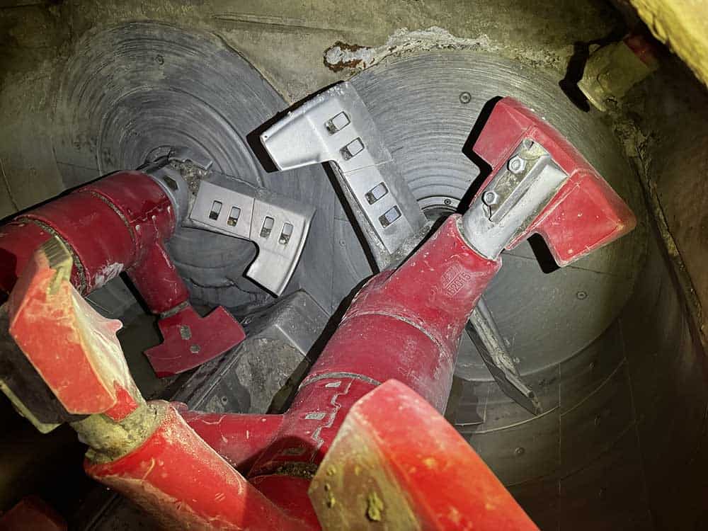 Maintenance service for a twin-shaft mixer