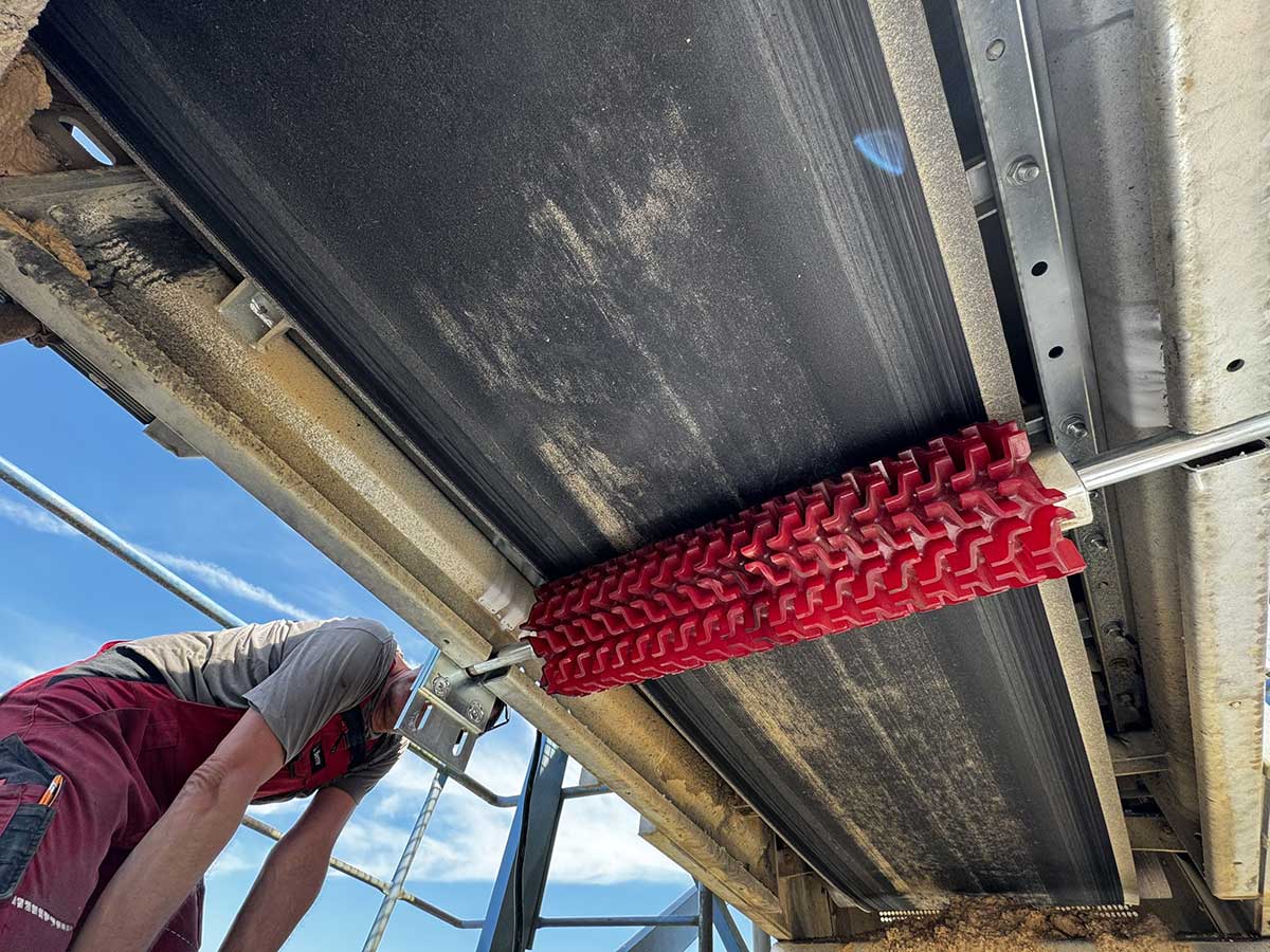 Innovation in concrete plants: PUCEST bottom belt scraper roller ensures clean belts